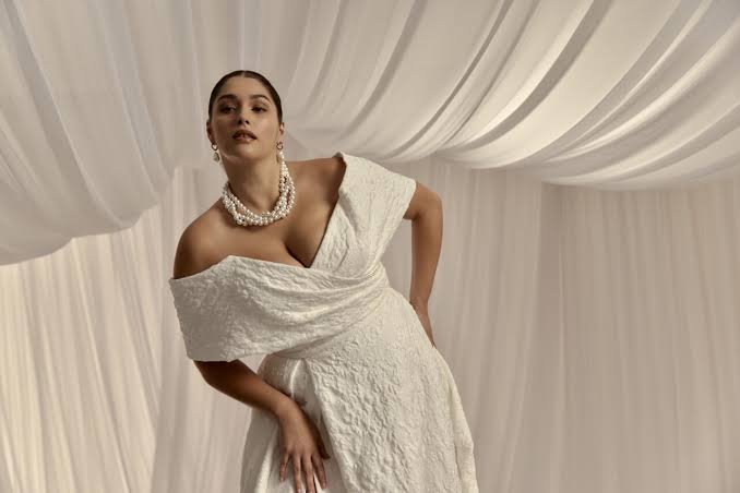 The Ultimate Guide to Made-to-Measure Curvy Wedding Dresses