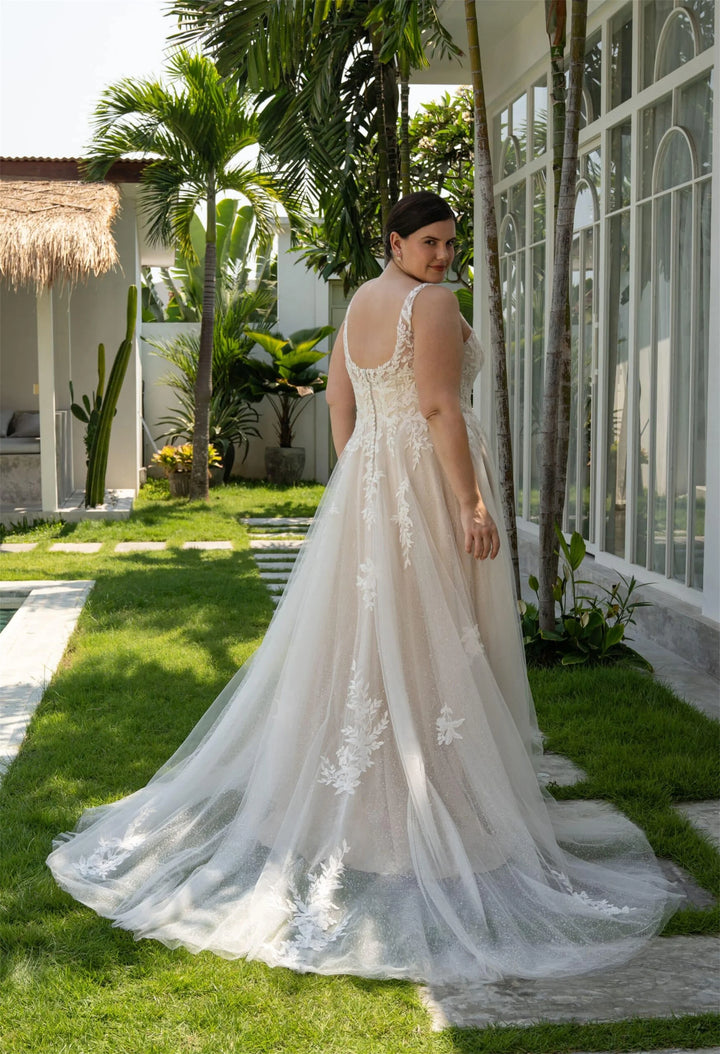 Lovely Appliques Curvy Women Wedding Gown