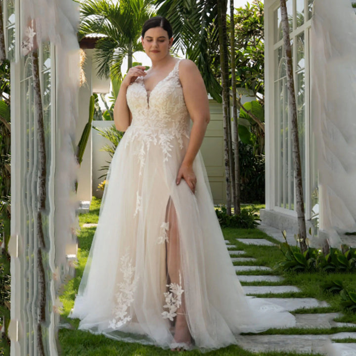 Lovely Appliques Curvy Women Wedding Gown