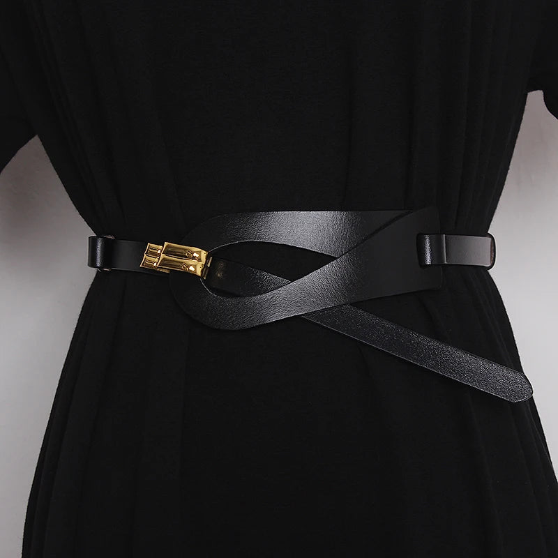 Women’s corset belt in black genuine leather with gold-tone buckle and ring hardware