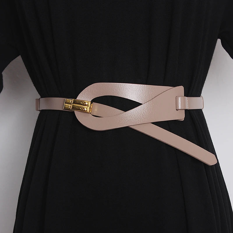 Women’s corset belt in light beige genuine leather with gold-tone buckle and ring hardware