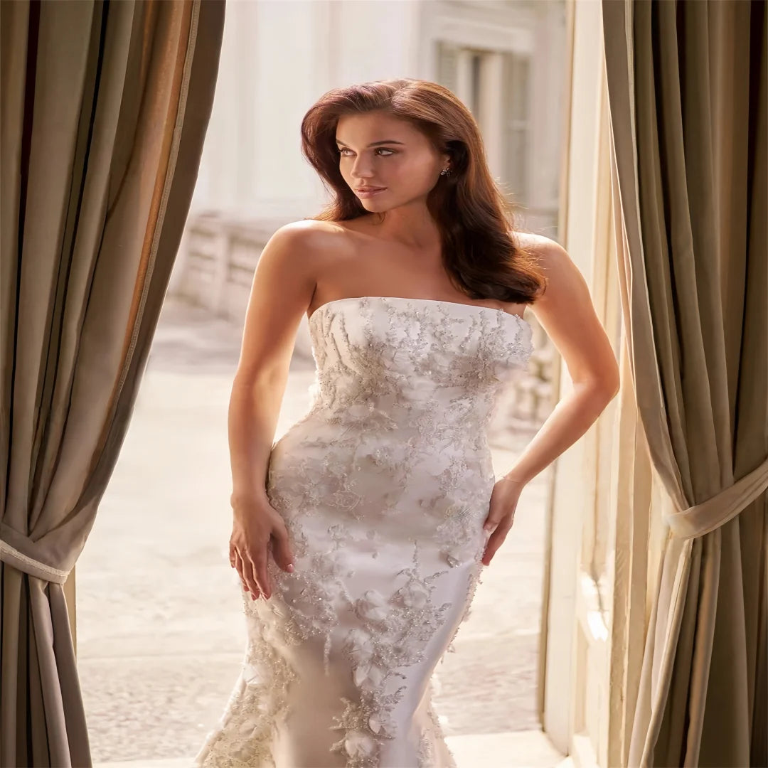 Exquisite Strapless Lace-Up Bridal Couture