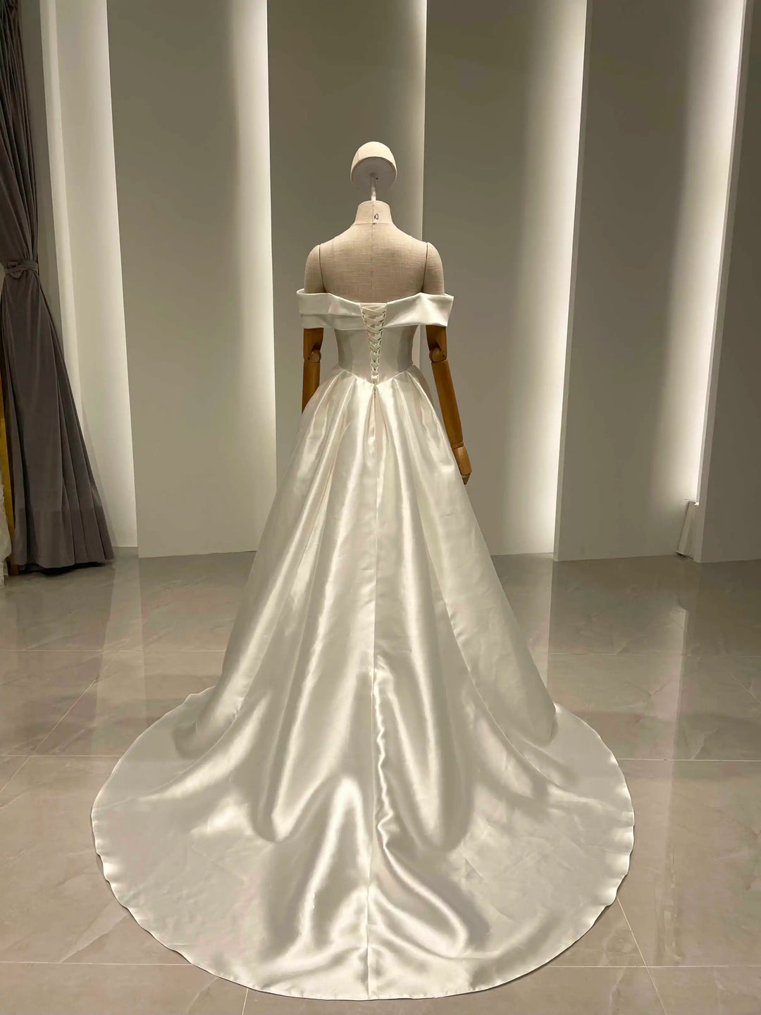 Robe de mariée élégante en satin coupe trapèze pour femme