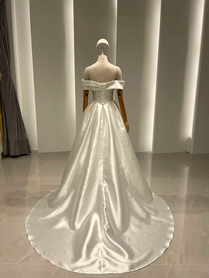 Robe de mariée élégante en satin coupe trapèze pour femme