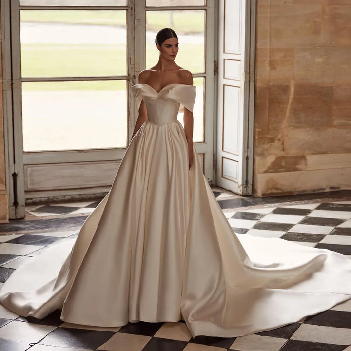 Robes de mariée trapèze simples en satin personnalisées, épaules dénudées, fermeture éclair dans le dos, drapées, robes de mariée de luxe