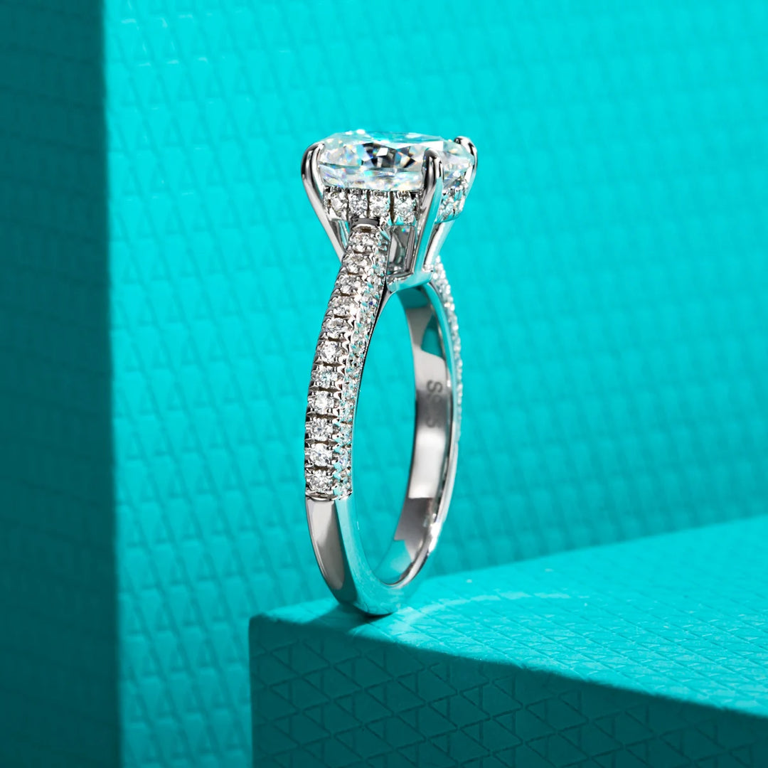 Luxury Oval Cut Moissanite Ring