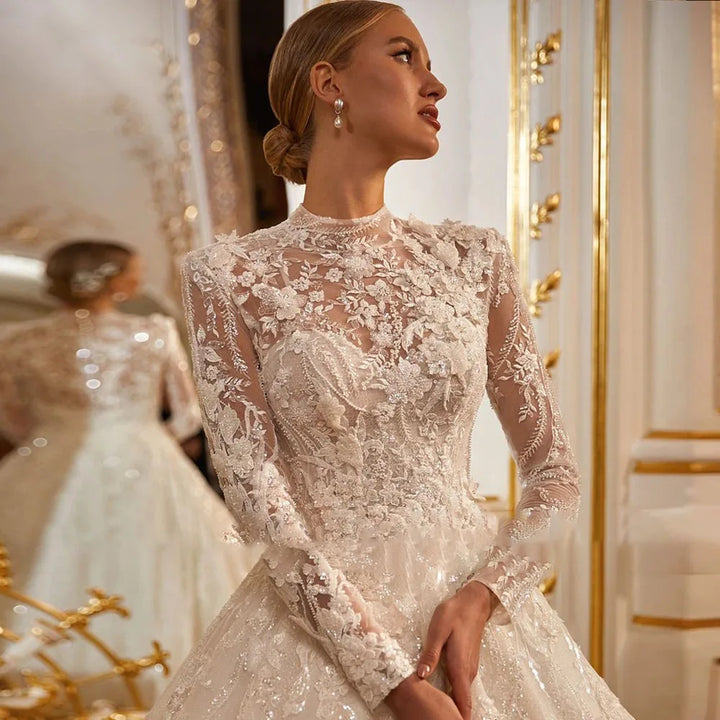 Robe de mariée trapèze à col montant et appliques