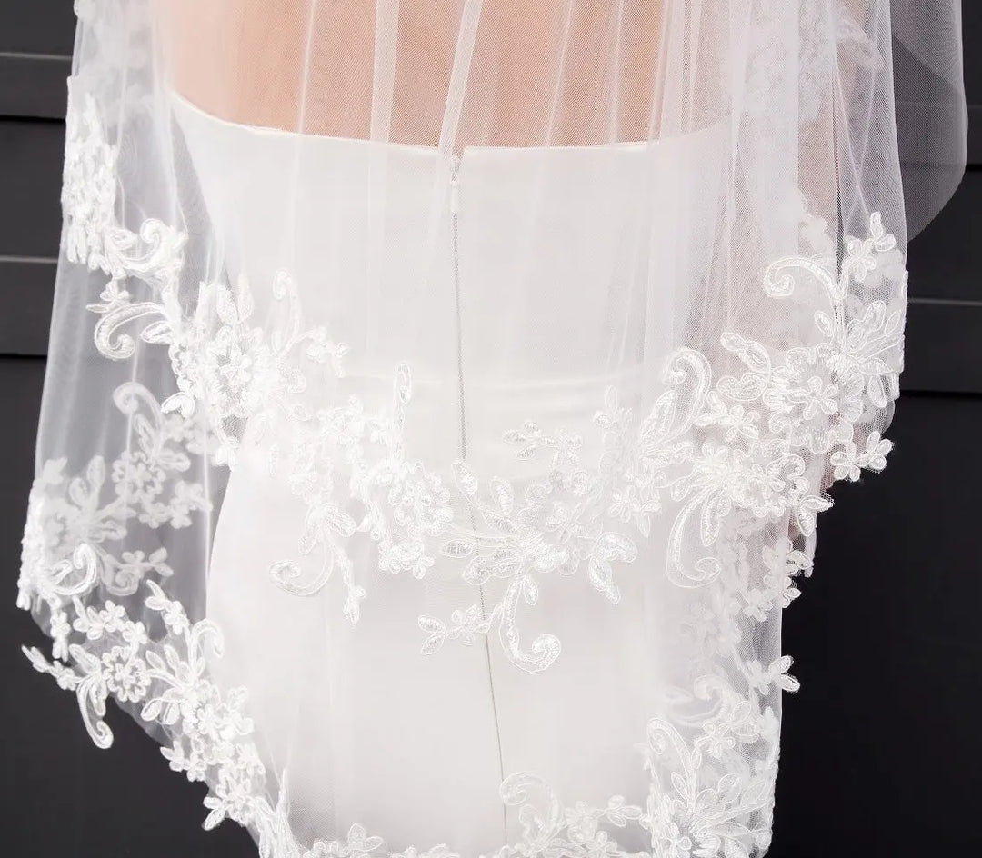 Elegant Short 2 Tier Lace Wedding Veil