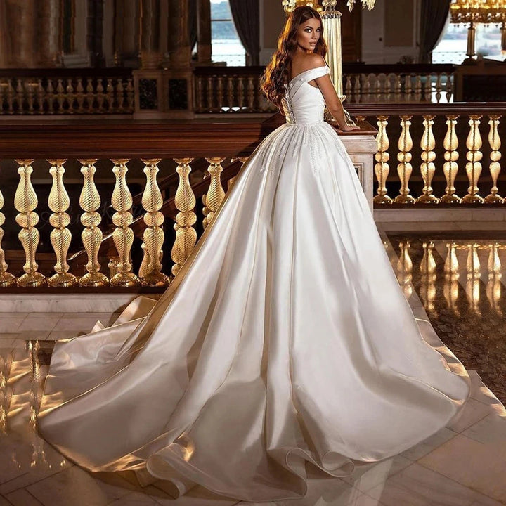 Robe de mariée à col en V et appliques sophistiquées