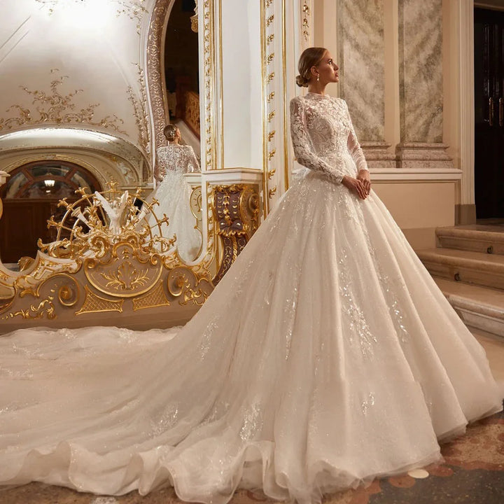 Robe de mariée trapèze à col montant et appliques