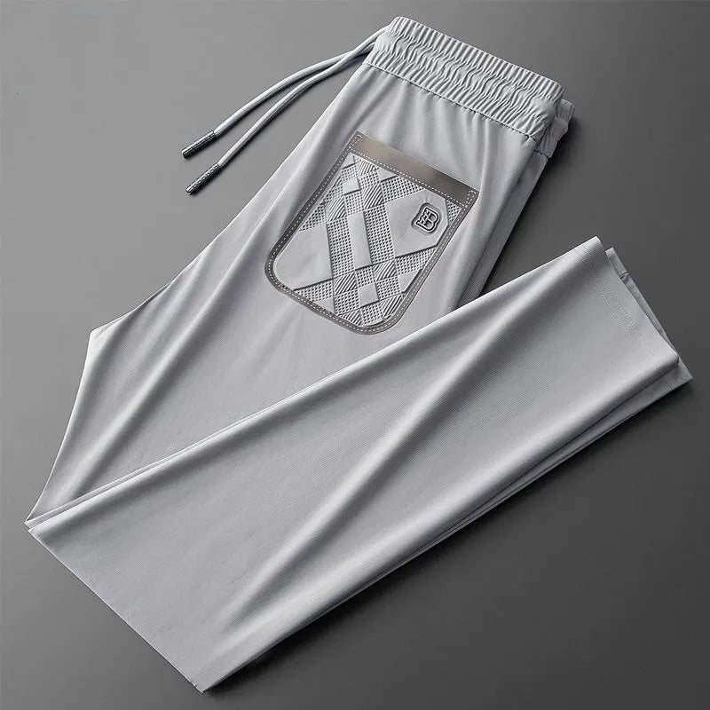 Men’s casual pants in light gray, elastic waistband, drawstring, printed logo patch pocket