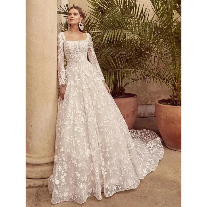 Graceful Buttoned Lace Bridal Gown