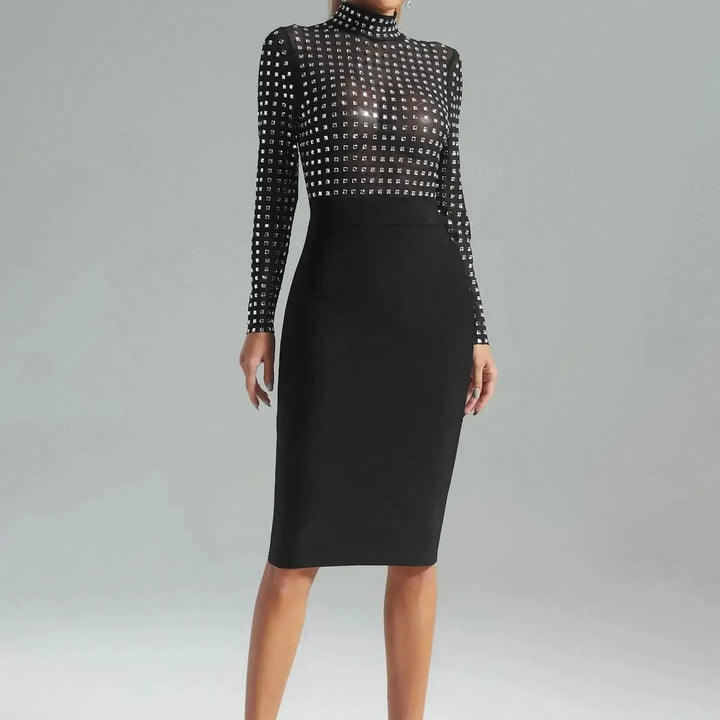 Robe moulante mi-longue à col roulé et strass