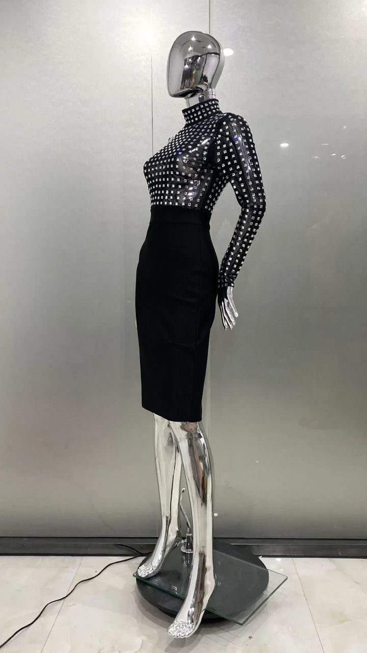 Robe moulante mi-longue à col roulé et strass