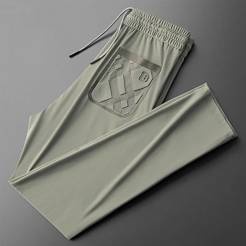 Men’s casual pants in light sage, elastic waistband with drawstring, printed logo patch pocket