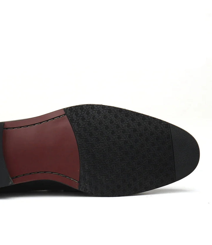 Close-up of the outsole of a shoe showing a black textured anti-slip rubber tread and a reddish-brown heel counter, with Chinese text above describing the anti-slip, wear-resistant rubber sole.
