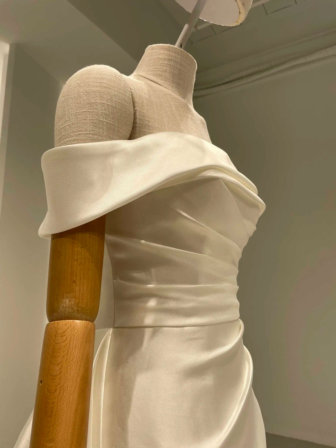 Robe de mariée élégante en satin coupe trapèze pour femme
