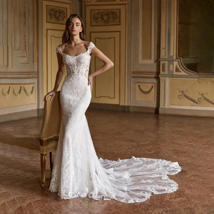 Refined Scoop Neck Detailed Bridal Dress