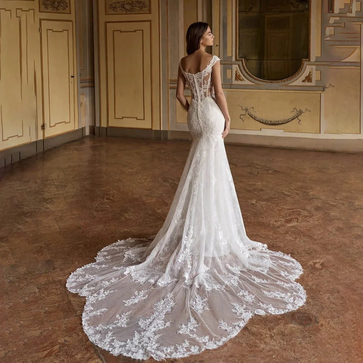 Refined Scoop Neck Detailed Bridal Dress