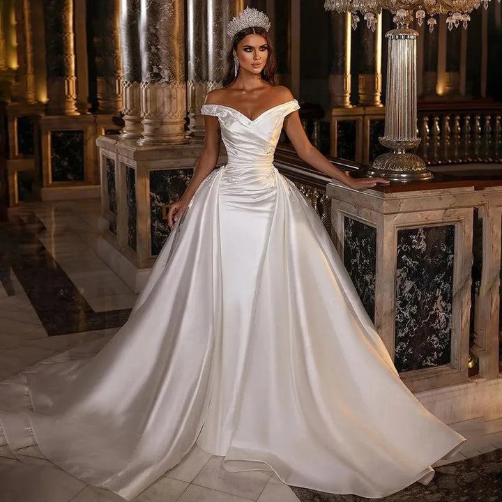 Robe de mariée à col en V et appliques sophistiquées