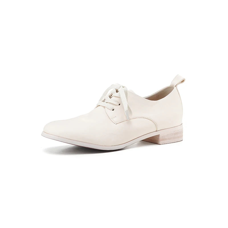 Cream leather lace-up flat shoe with thin laces and stitched toe panel