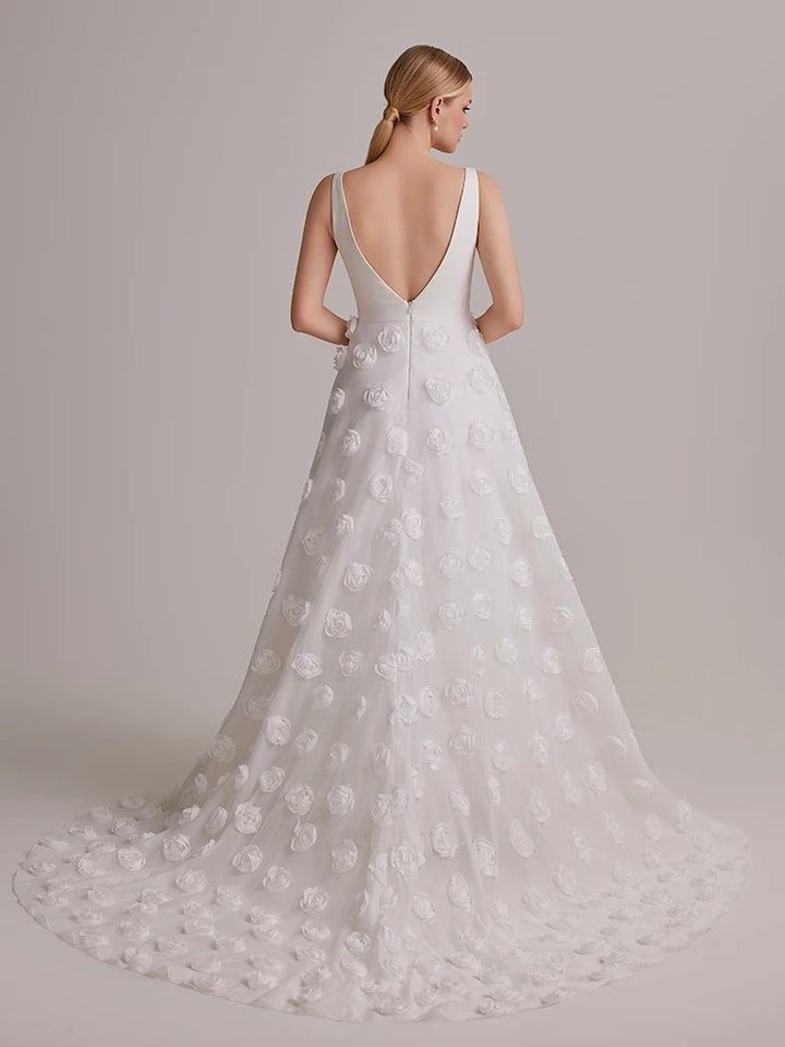 Regal Three-dimensional Flower Applique Wedding Dress