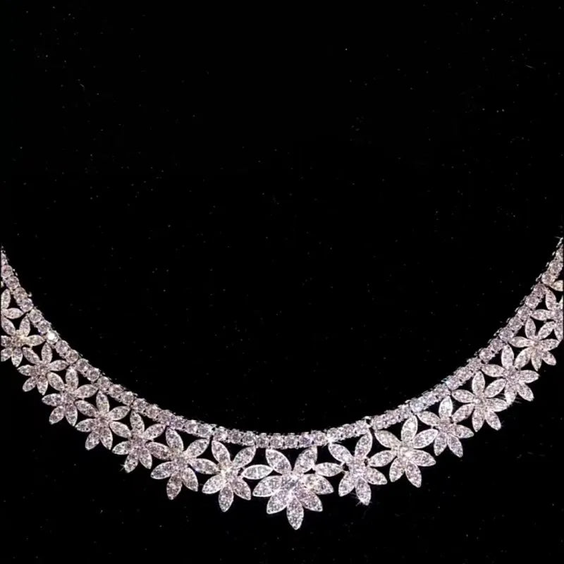 Luxurious Flower Shape Pendant Necklace