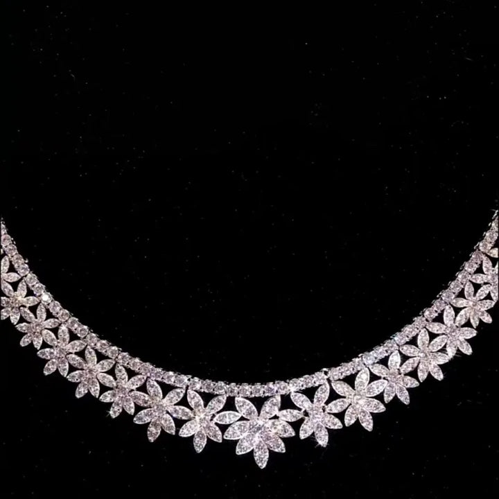 Luxurious Flower Shape Pendant Necklace