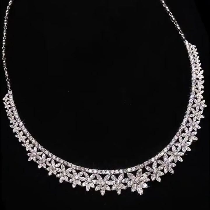 Luxurious Flower Shape Pendant Necklace