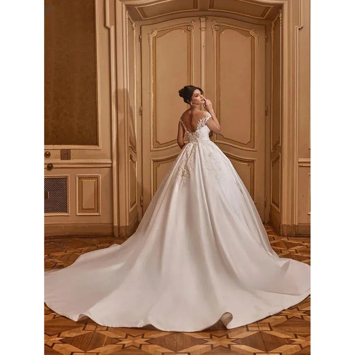 Robe de mariée en satin raffiné pour femme