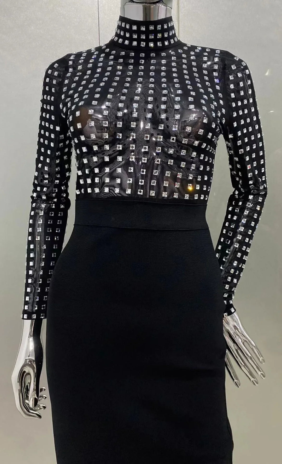 Robe moulante mi-longue à col roulé et strass