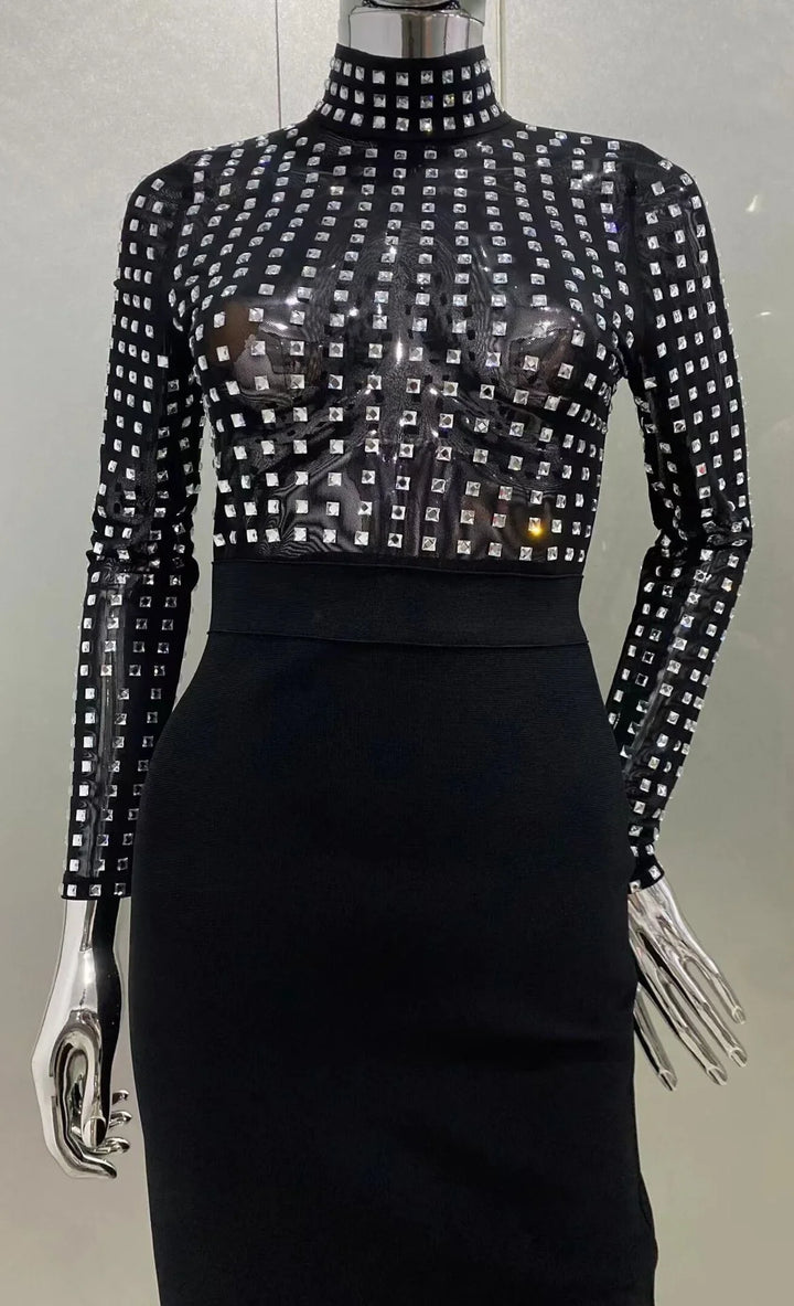 Robe moulante mi-longue à col roulé et strass