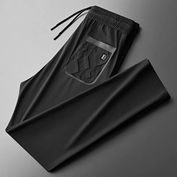 Men’s casual pants in black, elastic waistband with drawstring, printed logo patch pocket