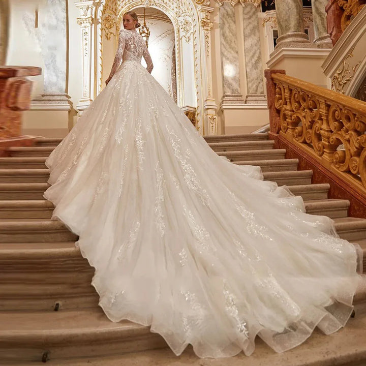 Robe de mariée trapèze à col montant et appliques
