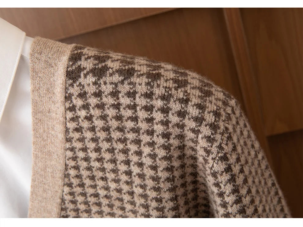 Relaxed Fit Men's V-neck Cardigan