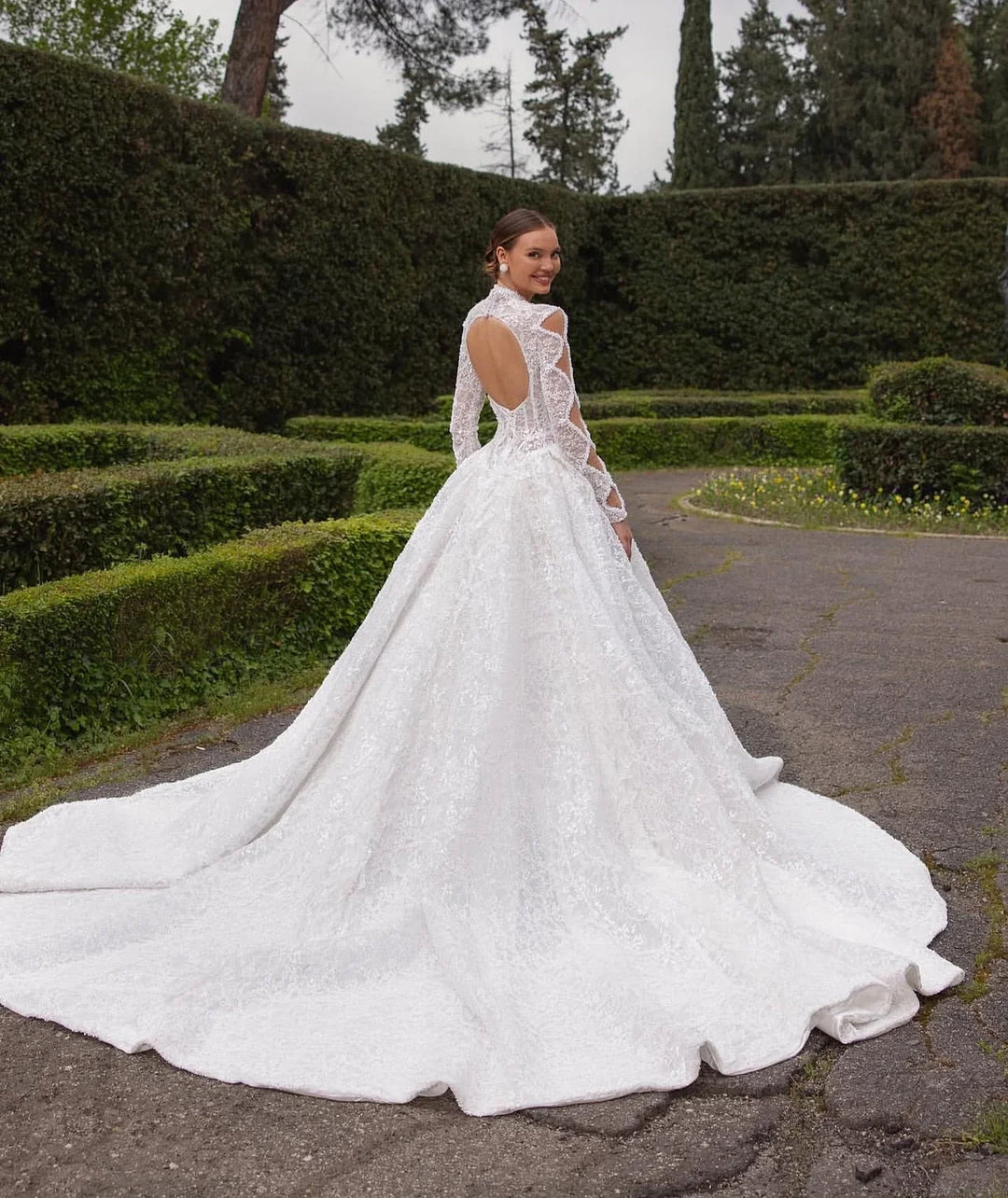 Romantic Retro High-Neck Lace Bridal Dress