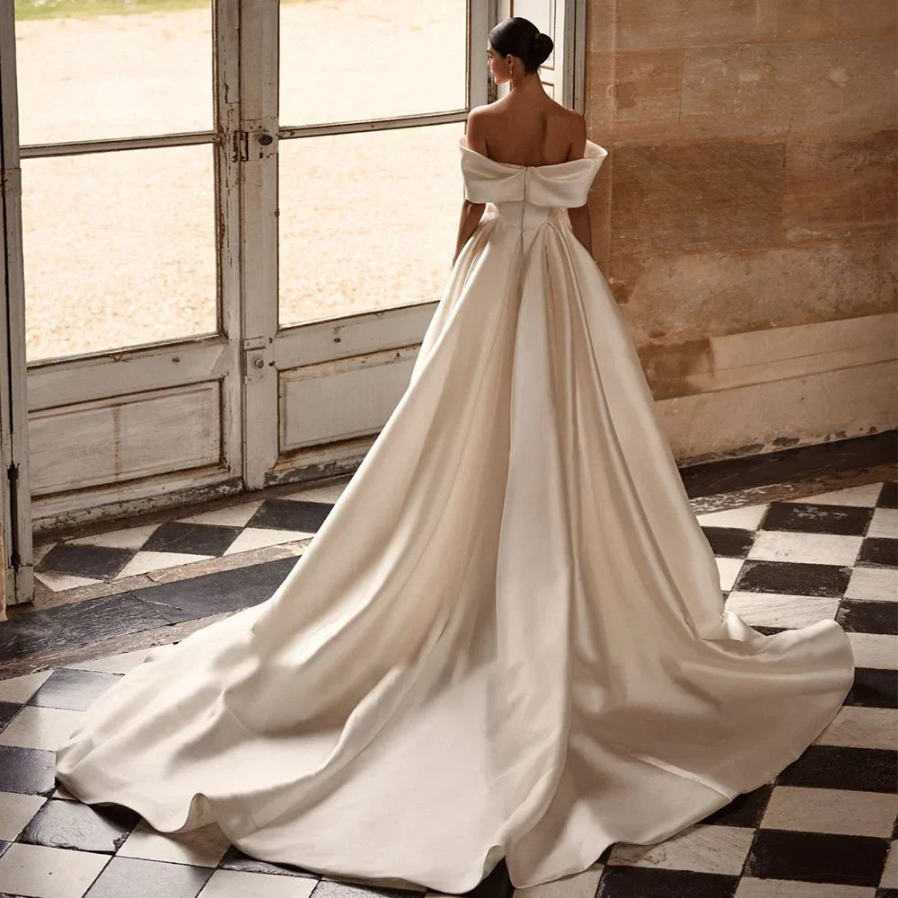 Robes de mariée trapèze simples en satin personnalisées, épaules dénudées, fermeture éclair dans le dos, drapées, robes de mariée de luxe