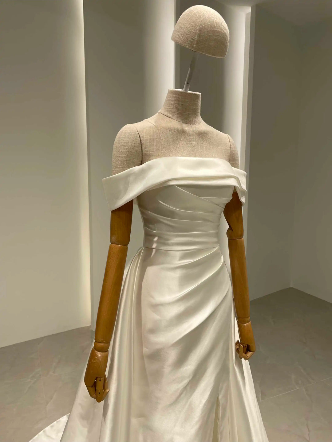 Robe de mariée élégante en satin coupe trapèze pour femme
