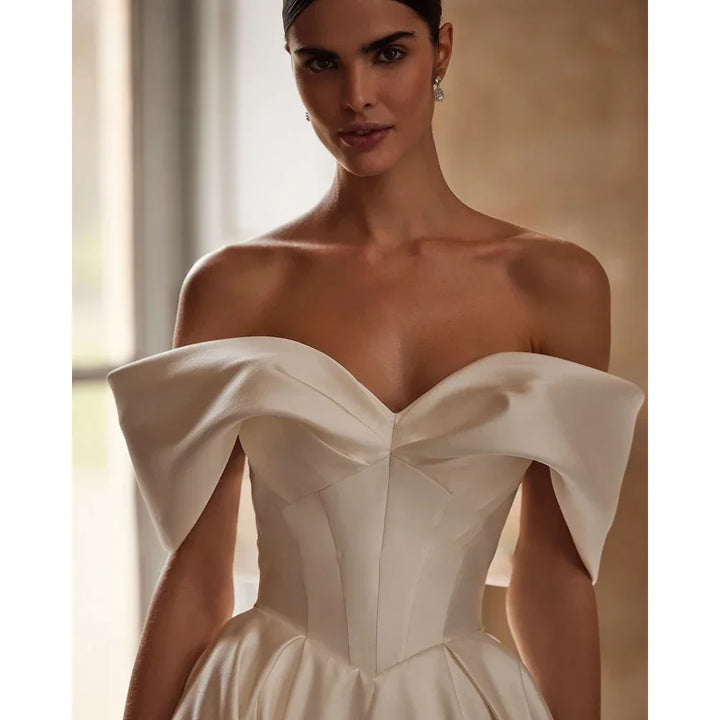 Robes de mariée trapèze simples en satin personnalisées, épaules dénudées, fermeture éclair dans le dos, drapées, robes de mariée de luxe