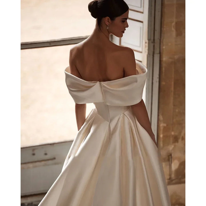 Robes de mariée trapèze simples en satin personnalisées, épaules dénudées, fermeture éclair dans le dos, drapées, robes de mariée de luxe