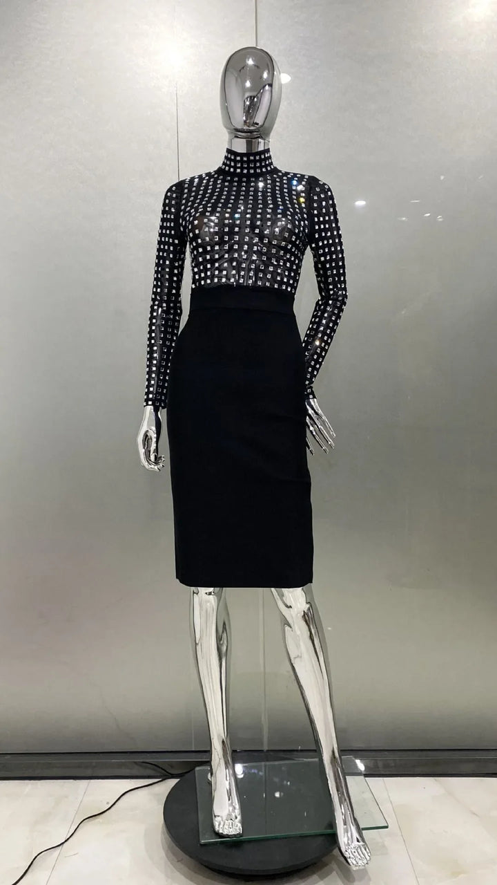 Robe moulante mi-longue à col roulé et strass