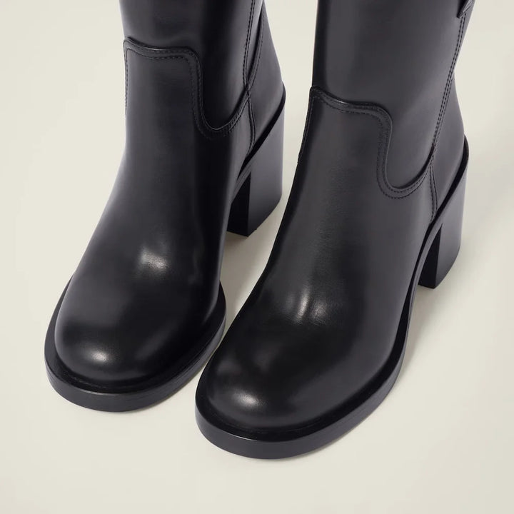 Black leather-look ankle boots with stitched V-gusset sides and block heel
