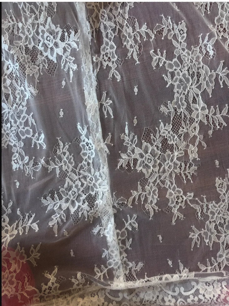 Luxurious Long Appliques Bridal Veil