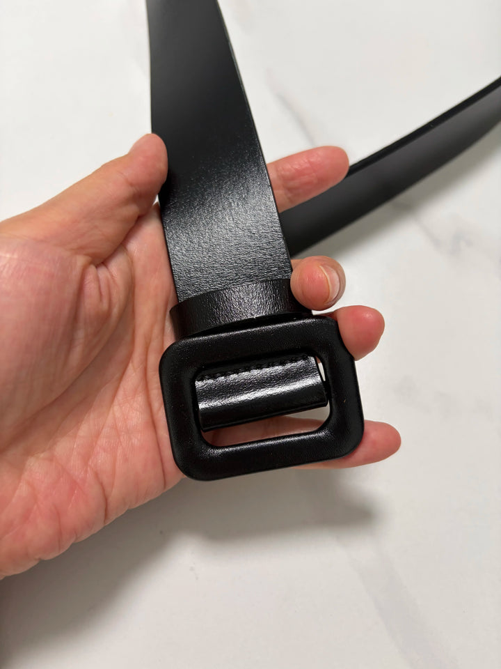 Narrow black belt with rectangular buckle detail