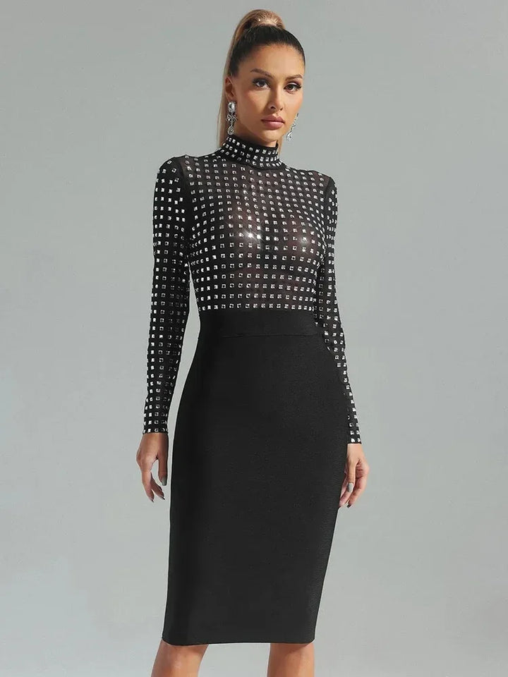 Robe moulante mi-longue à col roulé et strass