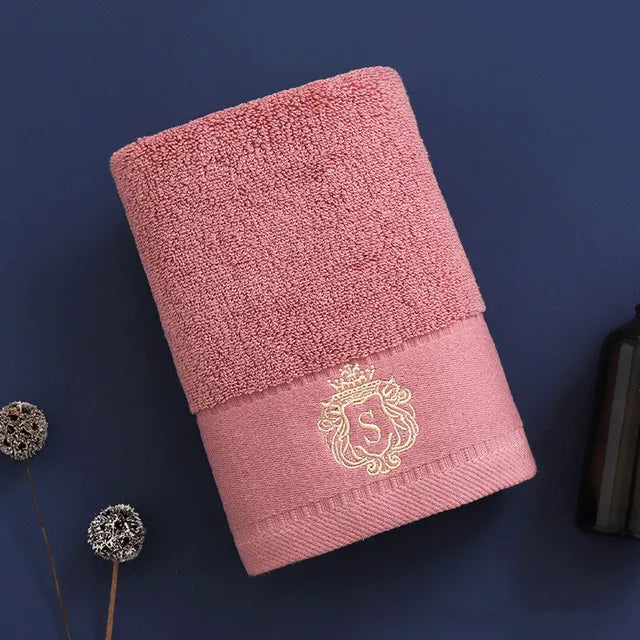 Cotton bath towel, dusty pink with gold embroidered crest