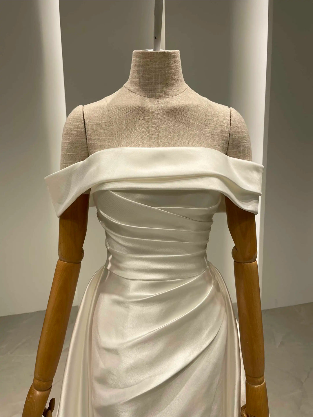 Robe de mariée élégante en satin coupe trapèze pour femme