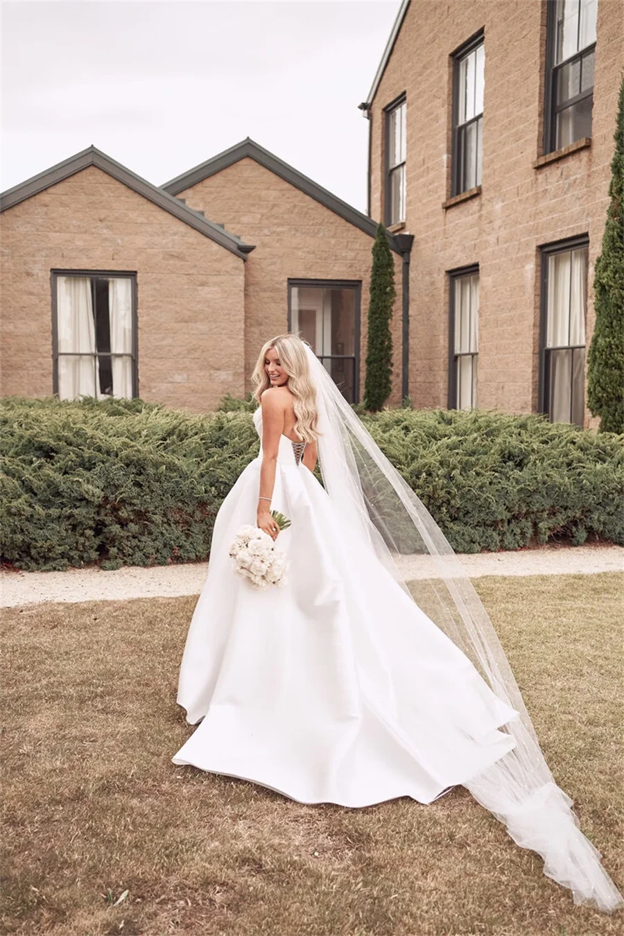 Superbe robe de mariée trapèze plissée en satin