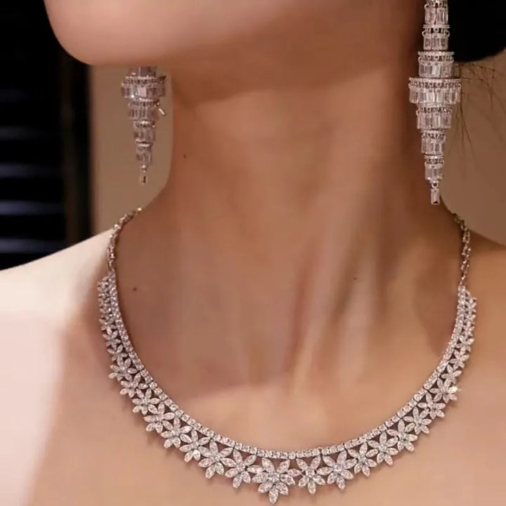 Luxurious Flower Shape Pendant Necklace