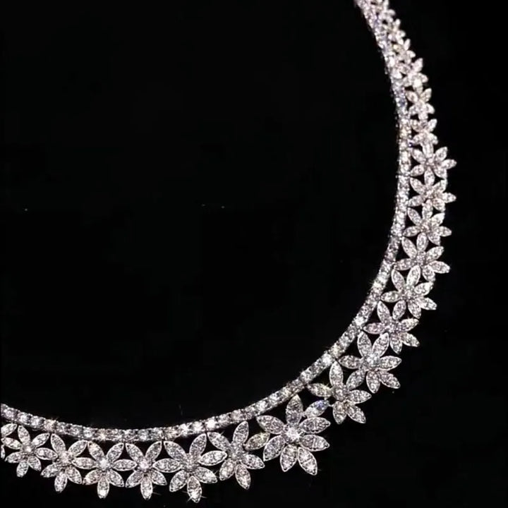 Luxurious Flower Shape Pendant Necklace